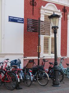 915063 Afbeelding van een paal met richtingwijzers naar culturele instellingen in het 'Museumkwartier' te Utrecht, op ...